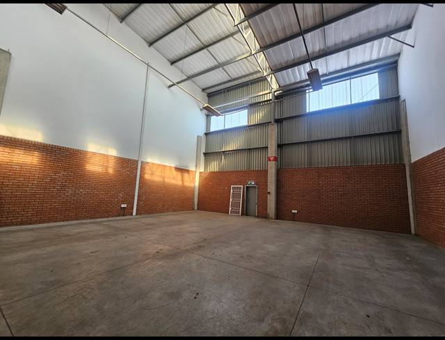 290M² WAREHOUSE TO LET IN LONGLAKE